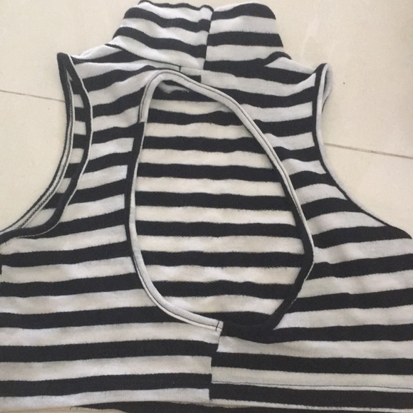 A’GACI Open Back Crop Top - Picture 2 of 2